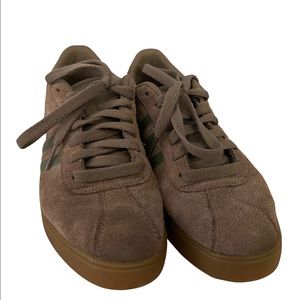 Women’s like new Adidas Suede Sneakers. Size 6.5